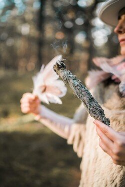 šalavijo smilkymas; smilkymo ritualas; smilkymas; vaistažolių smilkymas; žolelių smilkymas;